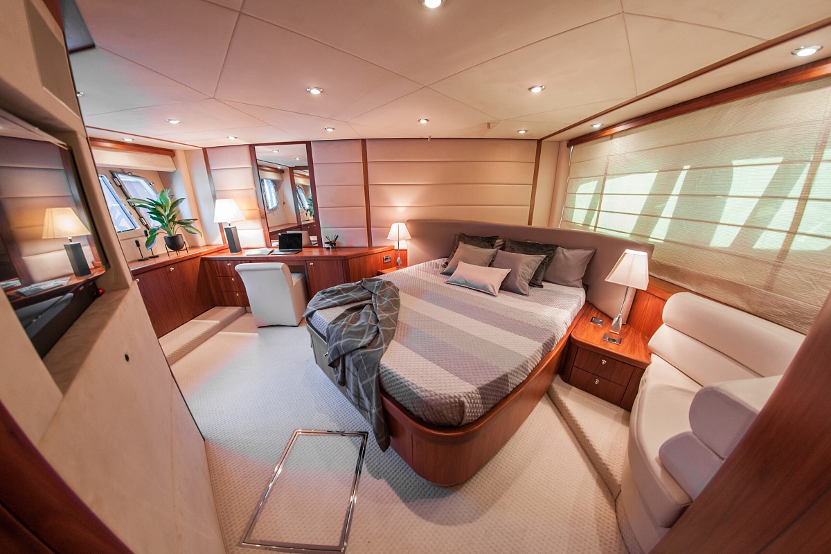 Аренда моторной яхты Sunseeker 70 в Москве - мастер каюта
